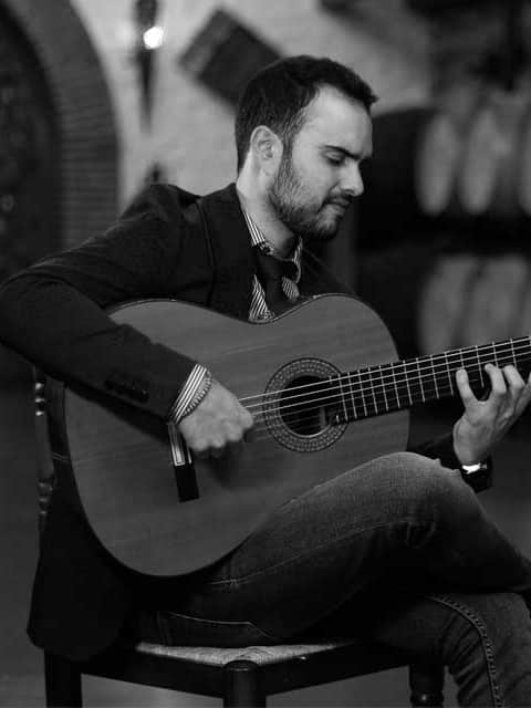 José Fernandez tocando la guitarra